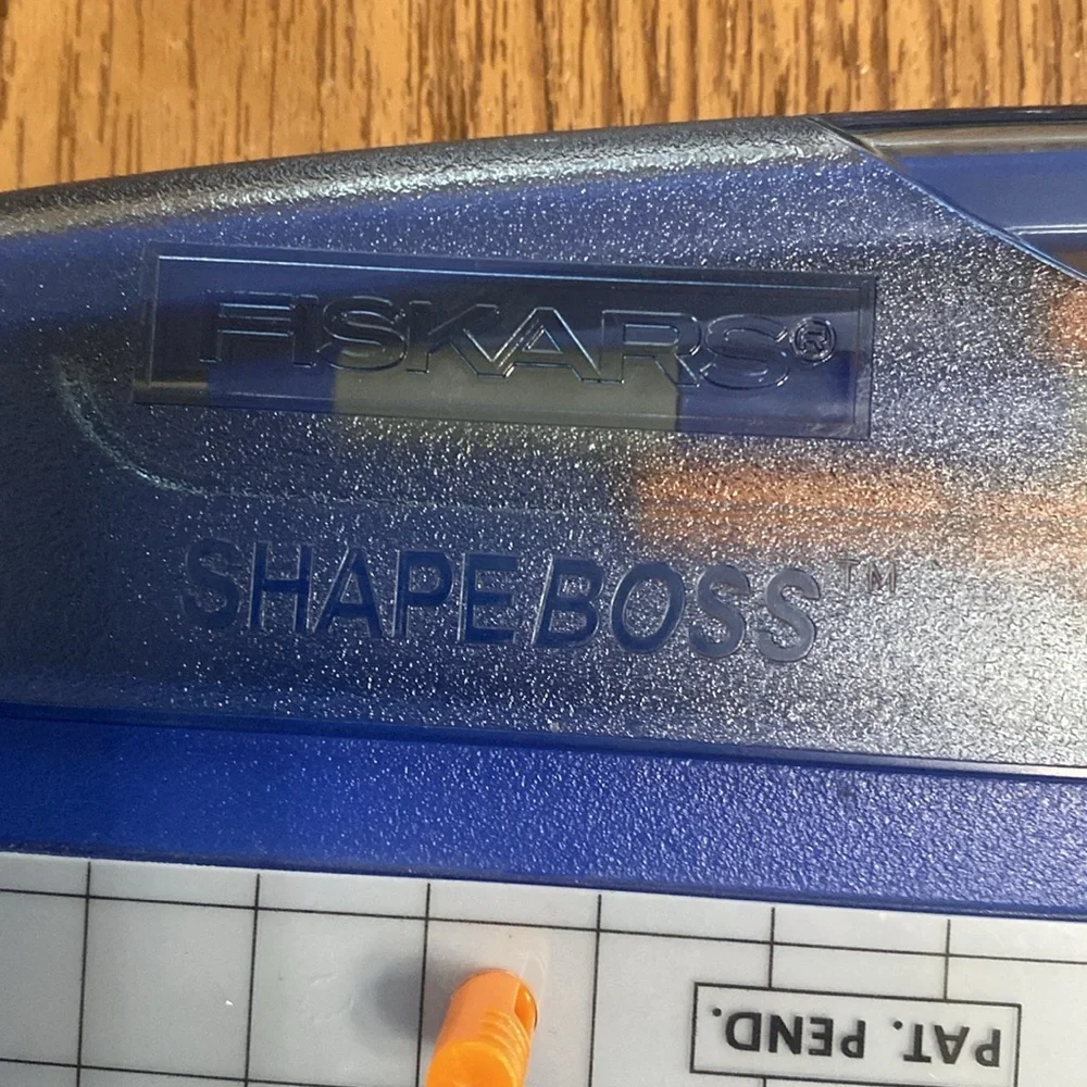 Fiskars Shape Boss Embossing System - Picture 2 of 5
